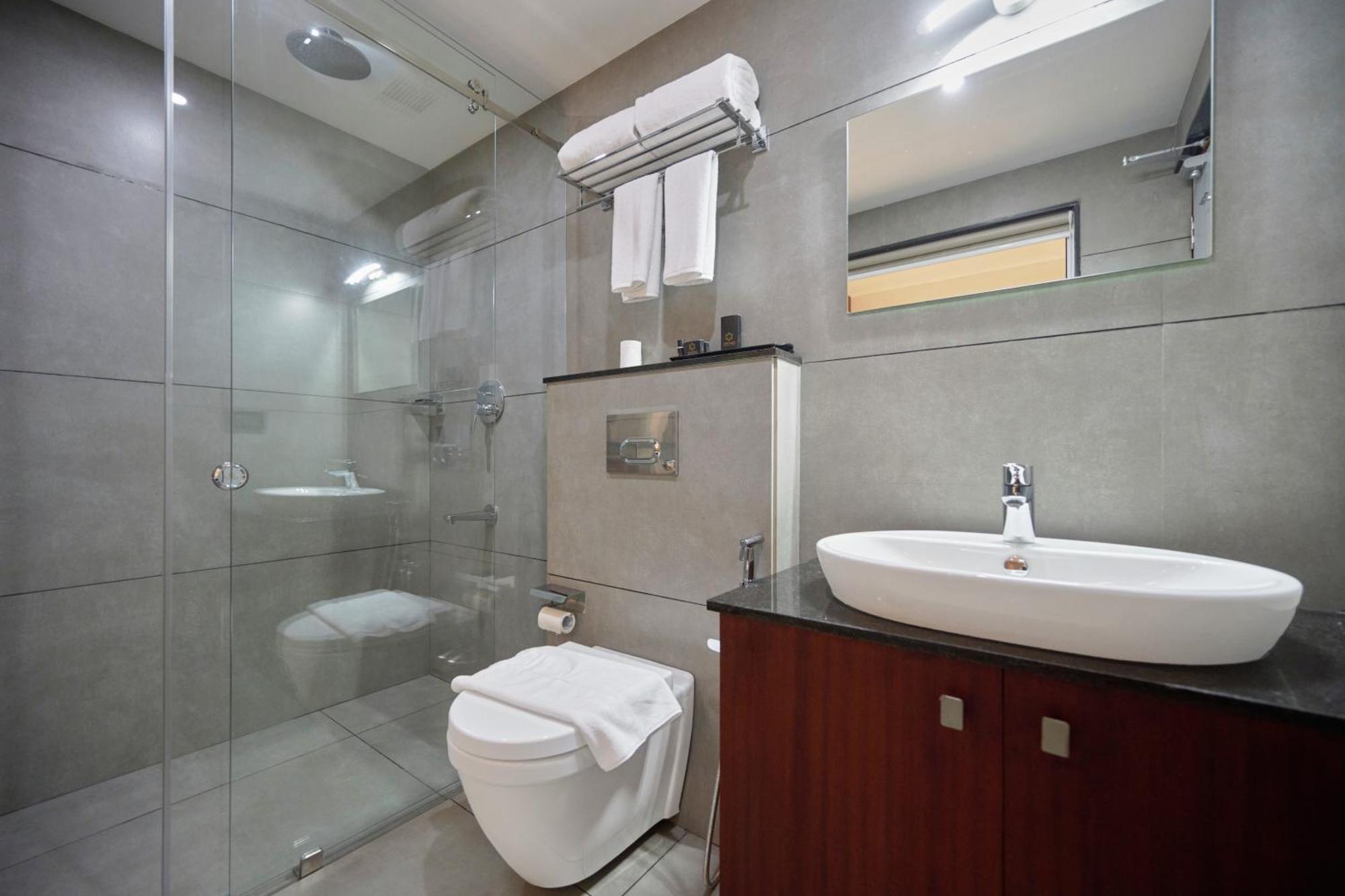 Q-white Crescent Kochi